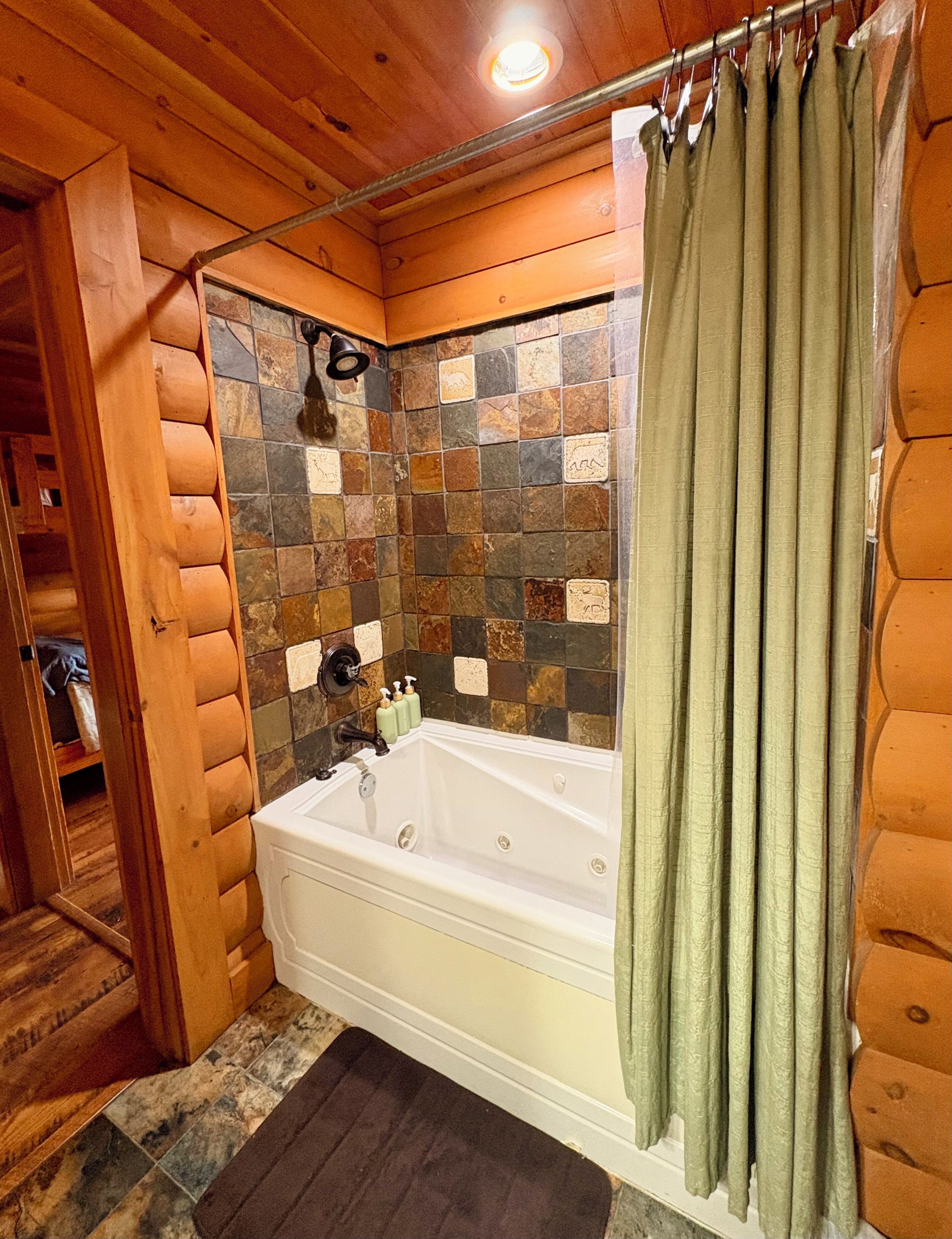 Ensemble douche/baignoire, baignoire à jets, sèche-cheveux
