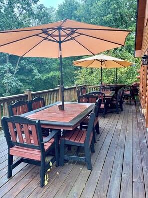Outdoor dining - KY Cabin Escape: Bourbon Trail, Ark Encounter, Theatre & Game Room, Firepit&Pond (Bagdad)