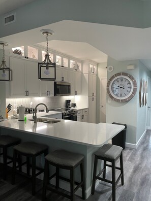 Frigorifero, microonde, forno, piano cottura