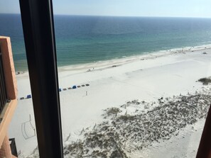 På stranden