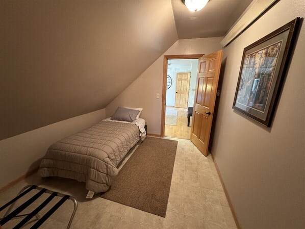 5 bedrooms, free WiFi, bed sheets