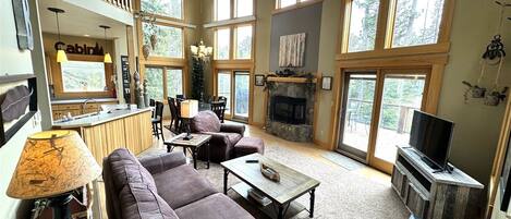 Televisie, een open haard en een dvd-speler