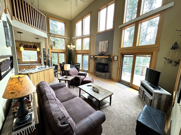 Fernseher, Kamin, DVD-Player