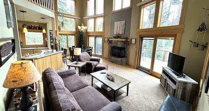 Große Hütte mit ATV / Schneemobil-Trails, Deadwood. Internet, Whirlpool, Tischfußball!