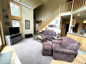 Fernseher, Kamin, DVD-Player