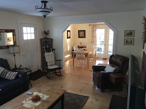 TV connectée, lecteur de DVD, livres