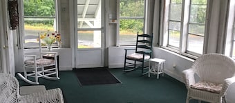 Lovely 3 makuuhuoneen koti sijaitsee lähellä kaupunkia