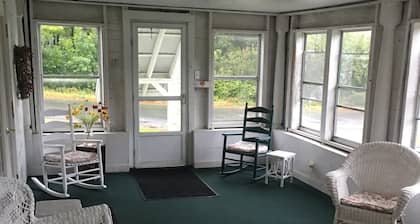 Lovely 3 makuuhuoneen koti sijaitsee lähellä kaupunkia