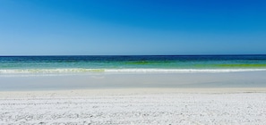 På stranden, liggestole, badehåndklæder