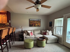 Smart TV, chimenea, tenis de mesa y libros