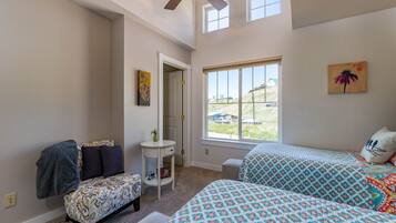 2 slaapkamers, een bureau, een strijkplank/strijkijzer, reisbedje