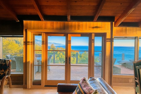 Smart TV, fireplace, stereo. Premium Central Big Sur location, pool & spa, spectacular south views, 5 acres