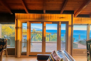 Una Smart TV, una chimenea, un reproductor estéreo