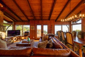 Una Smart TV, una chimenea, un reproductor estéreo