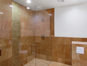Combined shower/bathtub, hair dryer, towels, soap - Art-Filled Catalina Foothills Retreat: Private Acre, HEATED Pool, Pet-Friendly (Tucson)