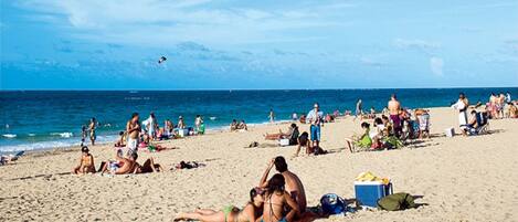 Una spiaggia nelle vicinanze