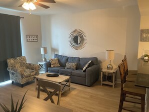 TV, books, stereo - Gulffront 1BR at Calypso – King Bed, Sleeps 6. The best time to book is now! (Panama City Beach)
