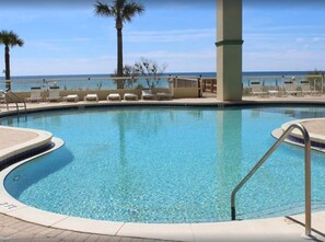 Alberca techada y alberca climatizada