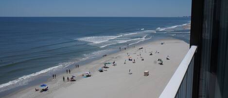 En la playa, camastros y toallas de playa
