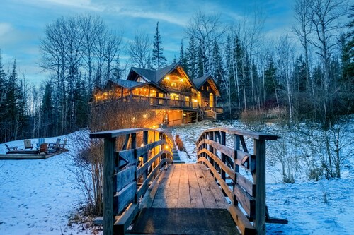 North Shore Timber Home! Minutes To Town! Acres of Privacy! 