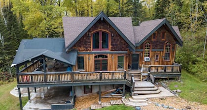 North Shore Timber Home ~ Minutos a la ciudad ~ 5 acres de privacidad!