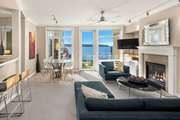 Smart-TV, Kamin, DVD-Player, Bücher