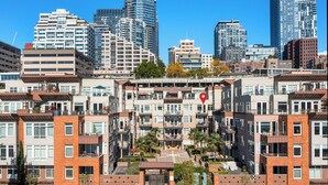 Un edificio residencial de varios pisos con un patio central, rodeado de edificios altos.