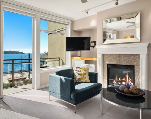 Luxury 2BR Condo in ONLY Waterfront Location Downtown-Steps to Pike Place Market