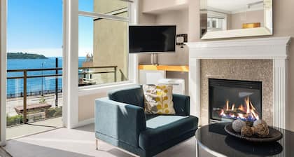 Luxury 2BR Condo in ONLY Waterfront Location Downtown-Steps to Pike Place Market