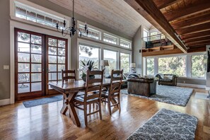 Dining - Dynamite View that will have you feeling like you are sitting in the osprey nest (Post Falls)