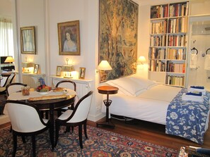 1 dormitori, planxa i posts de planxar, wifi gratuïta i roba de llit 