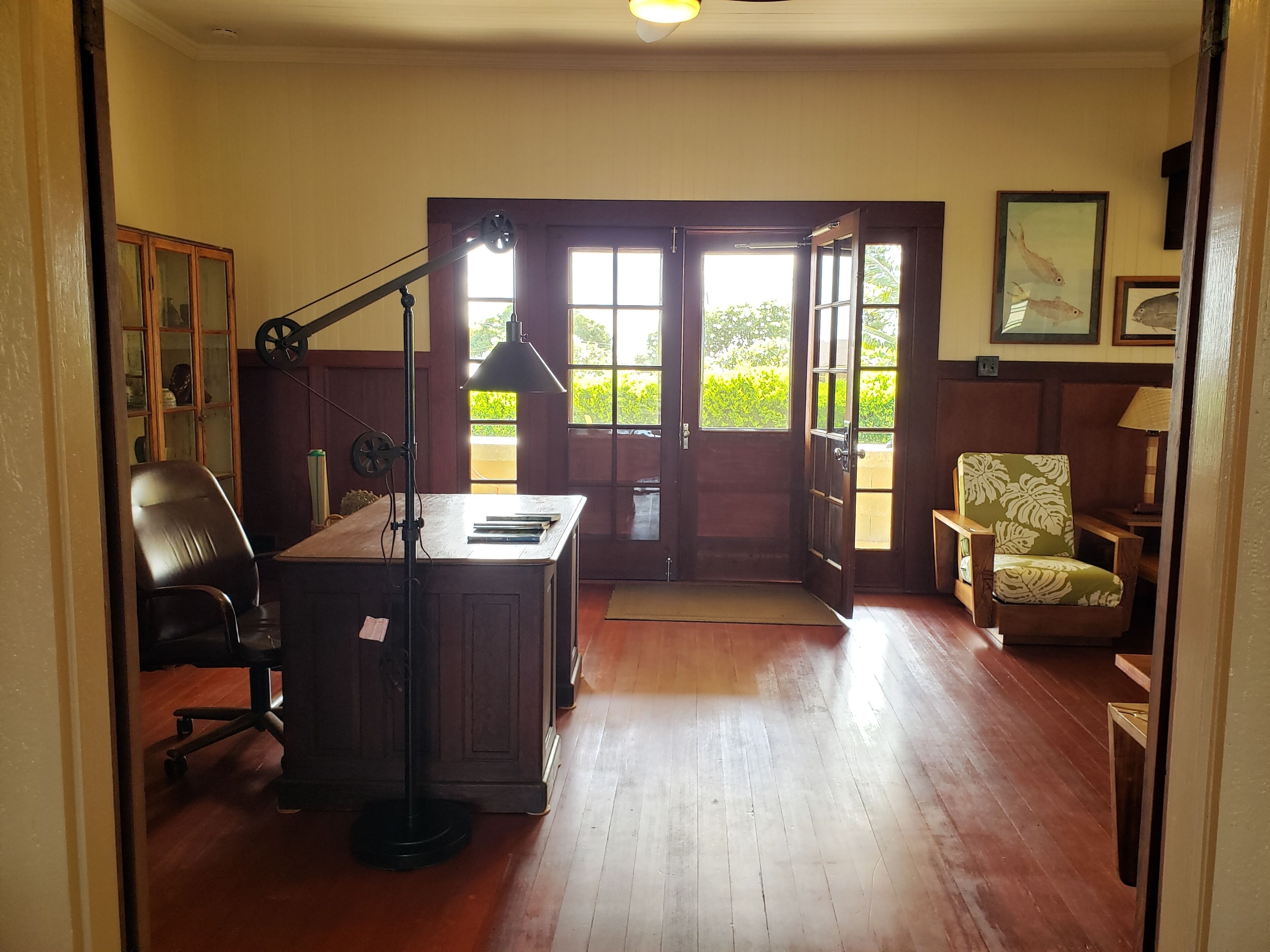 Smart TV, books, offices