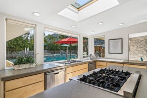 Microwave, oven, stovetop, dishwasher - NEW Wellness Retreat Old Las Palmas! Pool! Hot Tub! Cold Plunge! Views! Expresso (Palm Springs)