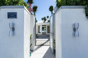 Property grounds - NEW Wellness Retreat Old Las Palmas! Pool! Hot Tub! Cold Plunge! Views! Expresso (Palm Springs)