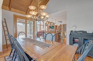 Dining - Cliffsider -Indoor/Outdoor Pools & Hot Tub, Fitness Area, Gas Fireplace & Grill (Boone)