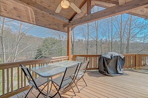 Outdoor dining - Cliffsider -Indoor/Outdoor Pools & Hot Tub, Fitness Area, Gas Fireplace & Grill (Boone)