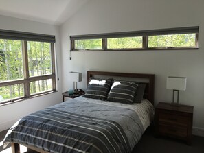 4 室のベッドルーム、アイロン / アイロン台、WiFi (無料)、ベッドシーツ