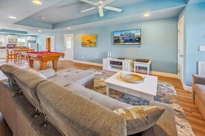 Fernseher, DVD-Player, Bücher, Computerbildschirme