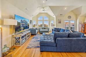 Fernseher, DVD-Player, Bücher, Computerbildschirme