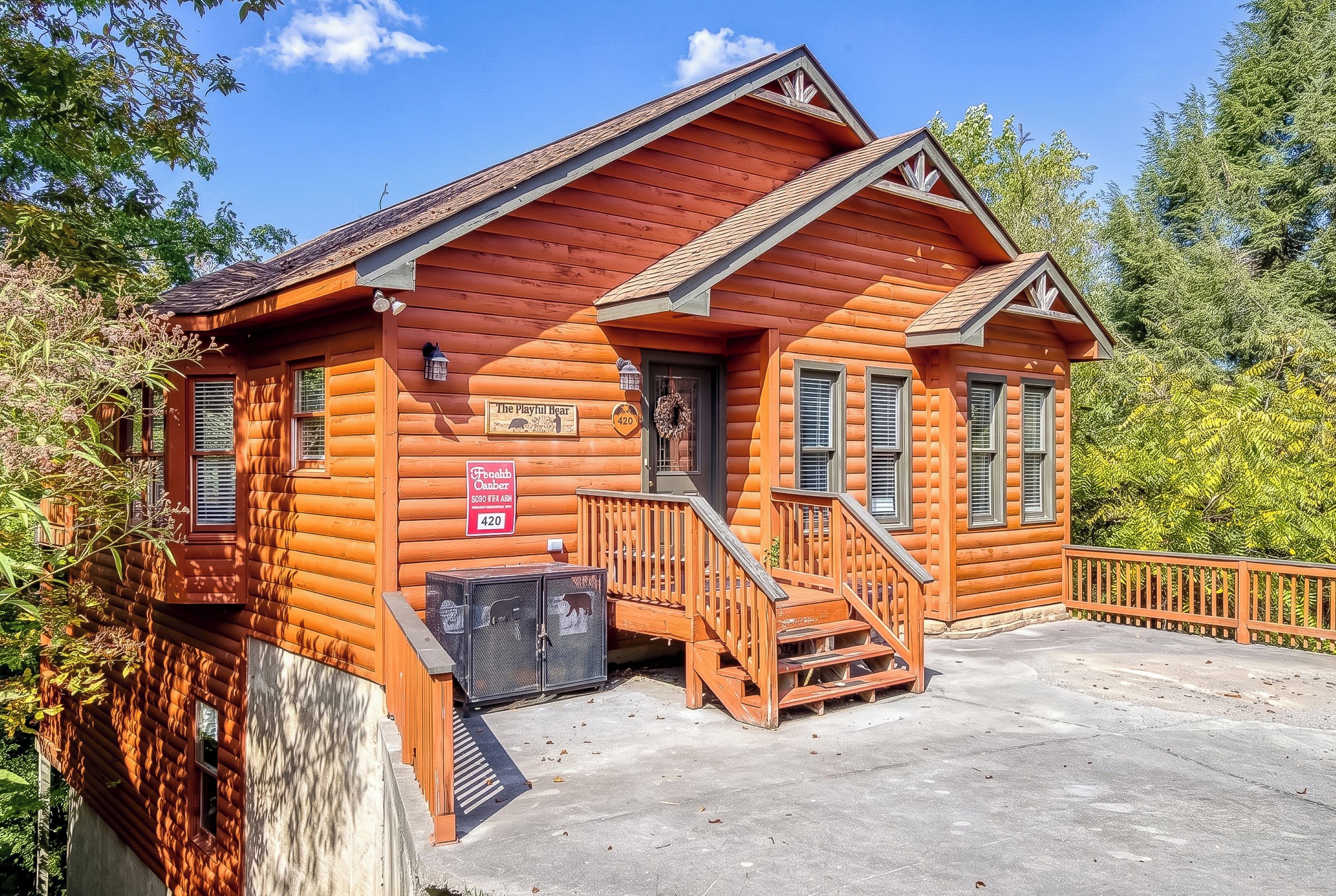 Pigeon Forge Cabin "The Playful Bear" - Parking area