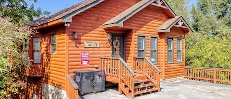 Pigeon Forge Cabin "The Playful Bear" - Parking area
