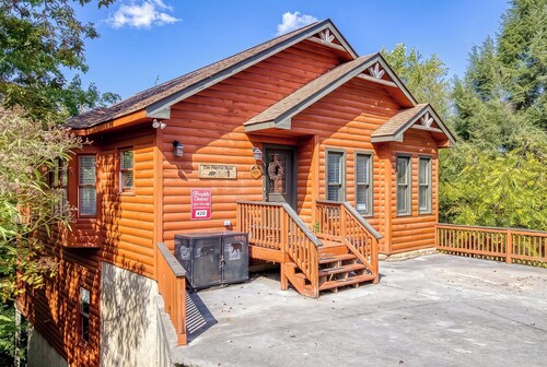 Family Getaway Close to Parkway-w/ Theater and Game Room