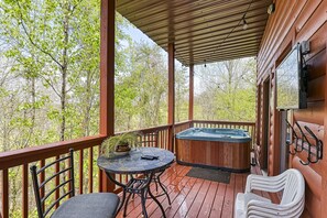 Outdoor spa tub - Family Getaway Close to Parkway-w/ Theater and Game Room (Pigeon Forge)