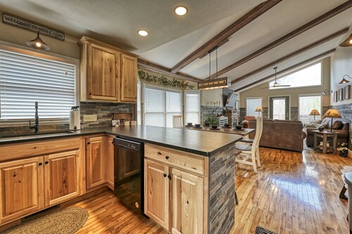 Family Getaway Close to Parkway-w/ Theater and Game Room