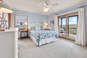 4 bedrooms, free WiFi, bed sheets - Oceanfront Home in Waves with Hot Tub, Grill, and Screened Porch (Waves)