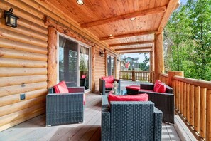 Terrace/patio - 🐻 Most Luxe Estate in BigBear! 🏔️ 6k ft, 6b7br, sleep10🏰 (Big Bear)