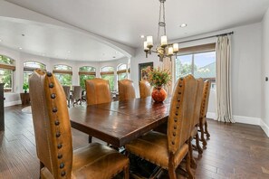 Dining - 🐻 Most Luxe Estate in BigBear! 🏔️ 6k ft, 6b7br, sleep10🏰 (Big Bear)