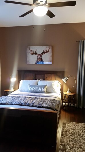 2 bedrooms, desk, iron/ironing board, WiFi - LePark WHITE Luxury with Pool & Spa Next to Downtown Airport Golden 1, Hospitals (Sacramento)