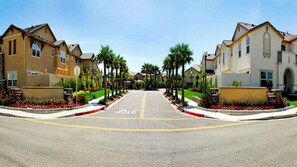 Property grounds - LePark WHITE Luxury with Pool & Spa Next to Downtown Airport Golden 1, Hospitals (Sacramento)