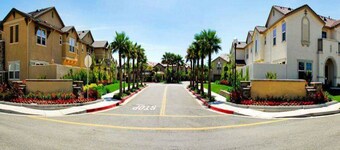 LePark WHITE Luxury with Pool & Spa Next to Downtown Airport Golden 1, Hospitals